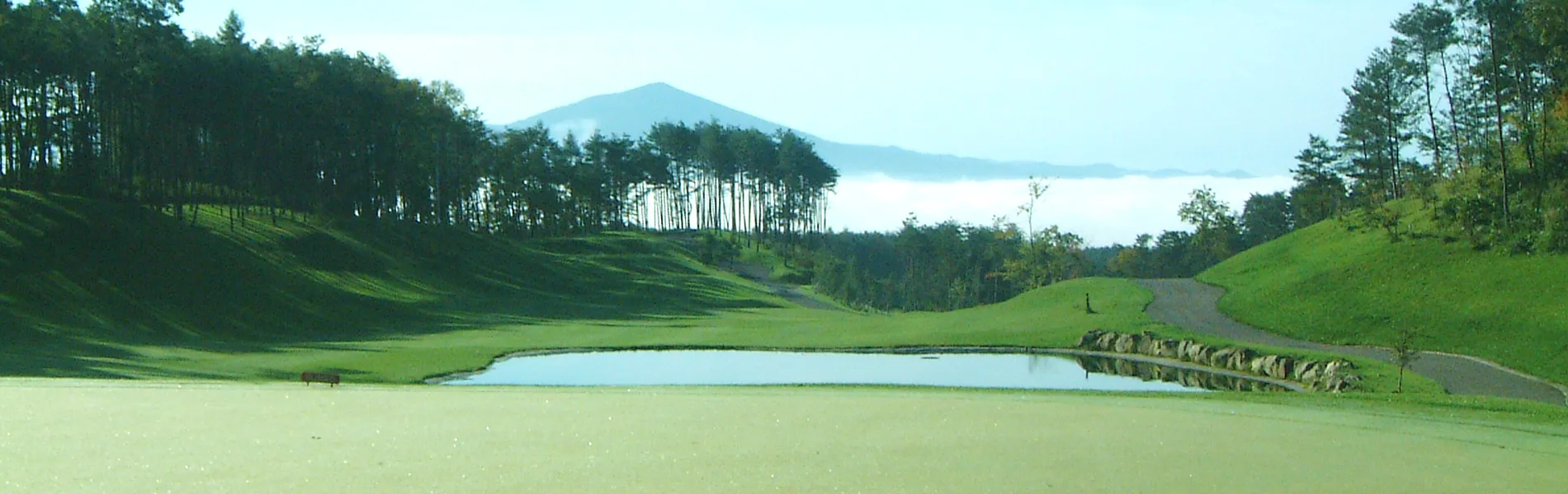 広々とした全18ホールの丘陵コース